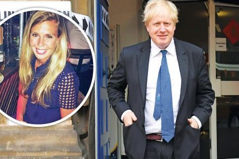 Ο «Mr Brexit» στο Πήλιο με την... πέτρα του σκανδάλου