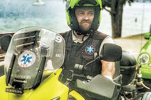 Διασώστης του ΕΚΑΒ με... ράσα