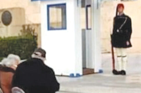 Ρίγη συγκίνησης για τα δύο γεροντάκια που «φύλαξαν σκοπιά» με τον εύζωνα εγγονό τους!
