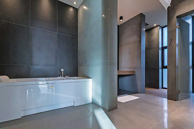 Ενα από τα εννέα μπάνια