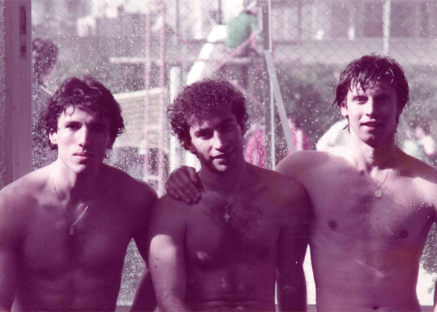 ΣΤΟ ΚΟΛΥΜΒΗΤΗΡΙΟ με φίλους του την εποχή που έκανε μόντελινγκ