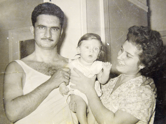 Μωρό στην αγκαλιά των γονιών του