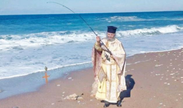 ΔΕΜΕΝΟΣ στο καλάμι ο Σταυρός για να μη χαθεί στη θάλασσα