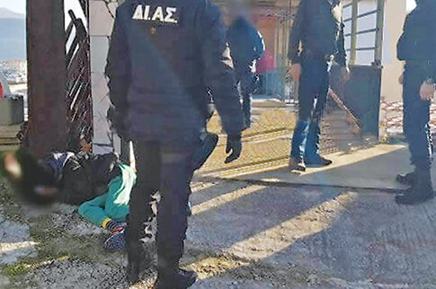 Ρομά έσπασε στο ξύλο γιαγιούλα στη Λαμία για να την κλέψει