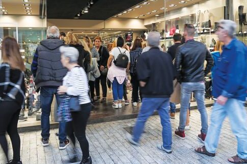 Ανοιχτά και τις Κυριακές τα μαγαζιά