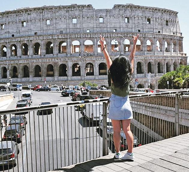 Με φόντο το Κολοσσαίο της Ρώμης
