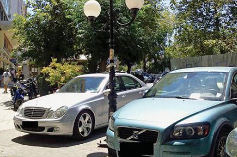 Σταθμεύουν παράνομα και βγάζουν τις πινακίδες για να μη φάνε κλήση