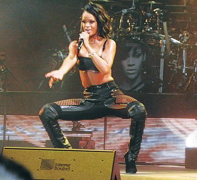 Στη σκηνή η 30χρονη τραγουδίστρια