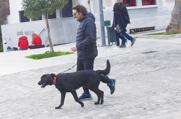 Ο Βασίλης Χαραλαμπόπουλος πάει τσάρκα τη μαυρούλα σκυλίτσα του