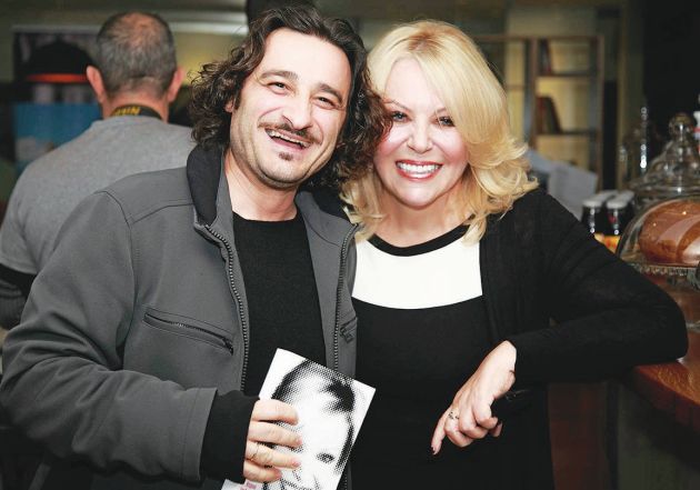 ΜΕ ΤΟ ΒΙΒΛΙΟ στο χέρι ο Χαραλαμπόπουλος