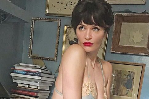 Η 50άρα Ελενα Κρίστενσεν κατατροπώνει τα top models!