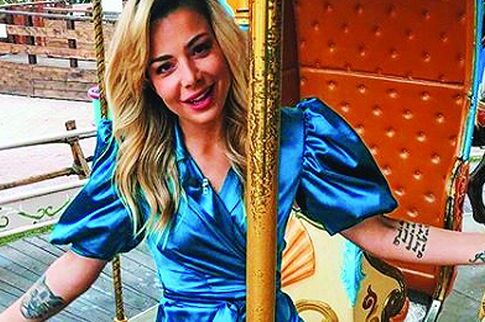 Σε καρουζέλ με girly look η Ζοζεφίν