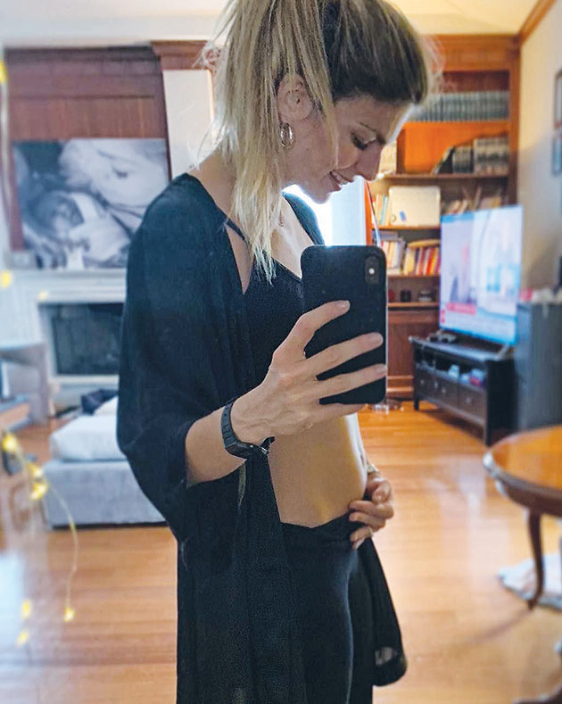 Η Νατάσα Σκαφιδά ποζάρει δείχνοντας τη φουσκωμένη κοιλίτσα της