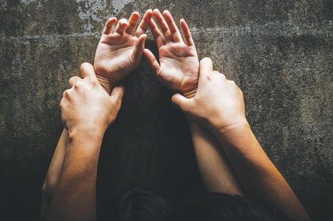 Εξι χρόνια σε τραυματιοφορέα του ΕΚΑΒ για τον βιασμό δικαστίνας