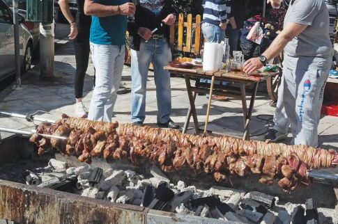 Ατμόσφαιρα καρναβαλιού και «φουλ» της τσίκνας σήμερα στο κέντρο της Αθήνας