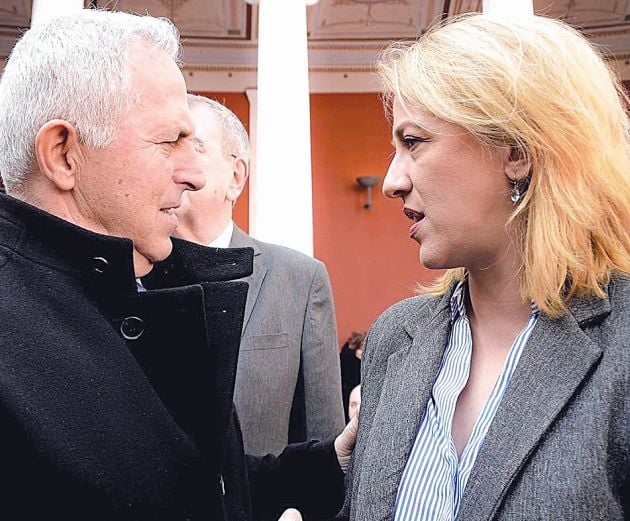 Ο υπουργός Αμυνας Ευάγγελος Αποστολάκης και η περιφερειάρχης Αττικής Ρένα Δούρου