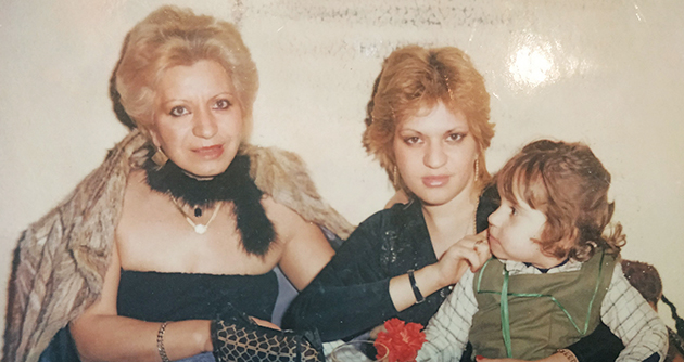 Η τραγουδίστρια σε νεαρή ηλικία με τη μαμά της (αριστερά) και έχοντας αγκαλιά την κόρη της