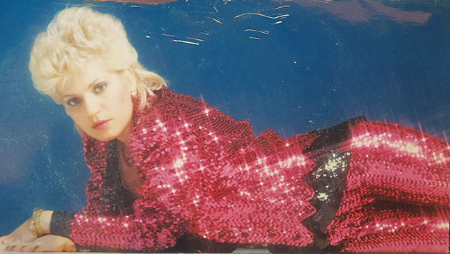 Με κοντά μαλλιά και ολόσωμη κόκκινη φόρμα με παγέτες