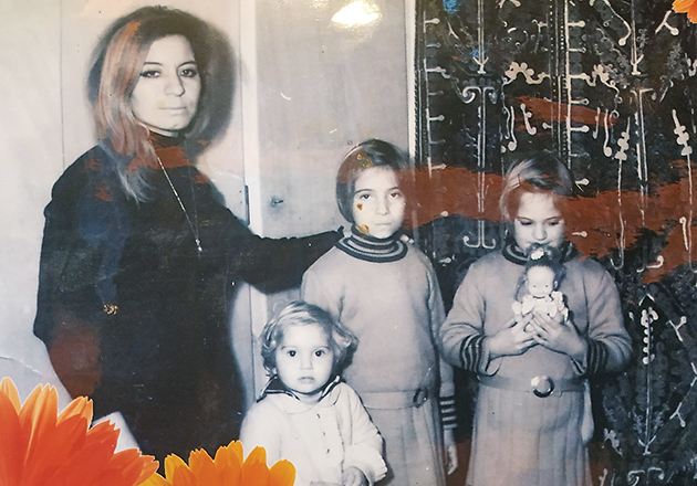 «KΛΙΚ» • H Xριστίνα Δελλή (δεξιά) με τη μαμά και τις αδελφές της