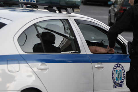 «Μαλλιά κουβάρια» και μηνύσεις για 75χρονη και τις δύο κόρες της