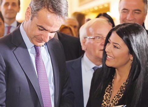 «Της έβγαλε το καπέλο»!