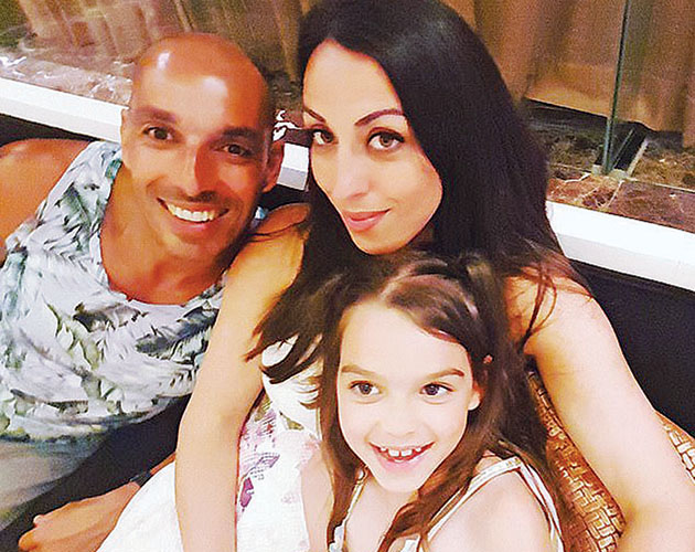 Με τον άντρα της και την κορούλα της