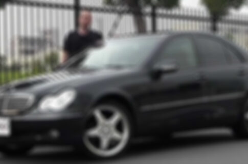 Πάρκαρε τη Mercedes του μπαμπά του παράνομα και πήγε στην τάξη για ύπνο