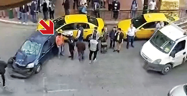 Ο οδηγός στη μέση της Πατησίων μπροστά στο στραπατσαρισμένο Ι.Χ.. φωτο: newsit.gr