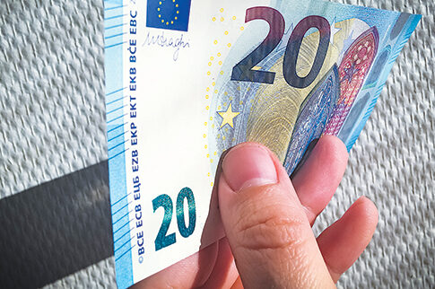 Τσάκωσαν 16χρονο που ψώνιζε με πλαστά 20ευρα