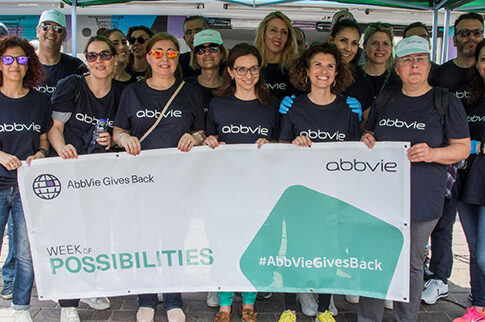 Oι εργαζόμενοι της AbbVie ενώνουν τις δυνάμεις τους και στέκονται δίπλα σε συνανθρώπους μας που έχουν ανάγκη
