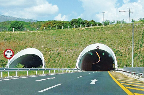 18 στο σκαμνί για υπερτιμολογήσεις σε πέντε σήραγγες της Εγνατίας Οδού