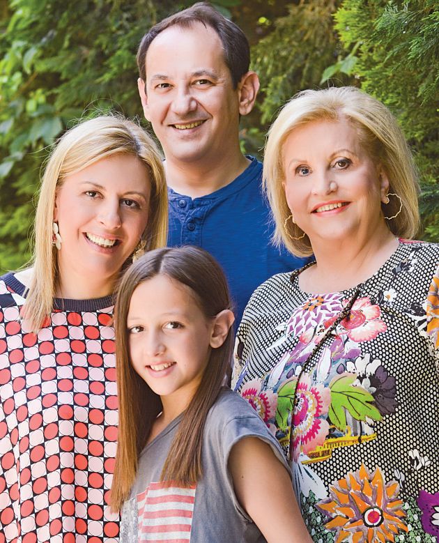 Με τον σύζυγο, την κόρη και τη μητέρα της Φάνη Πάλλη - Πετραλιά