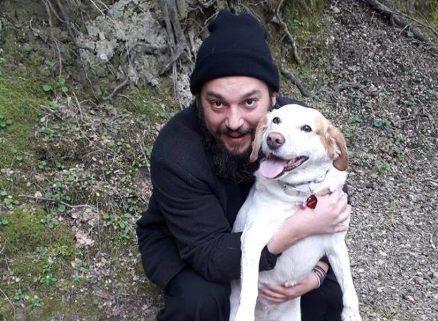 Ο πατέρας Ελπιδοφόρος με τη σκυλίτσα