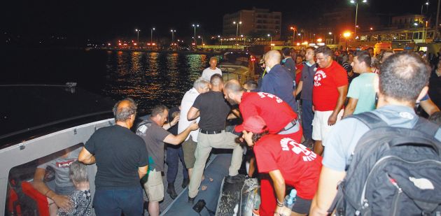 Διασωθέντες από την πυρκαγιά αποβιβάζονται στο λιμάνι της Ραφήνας