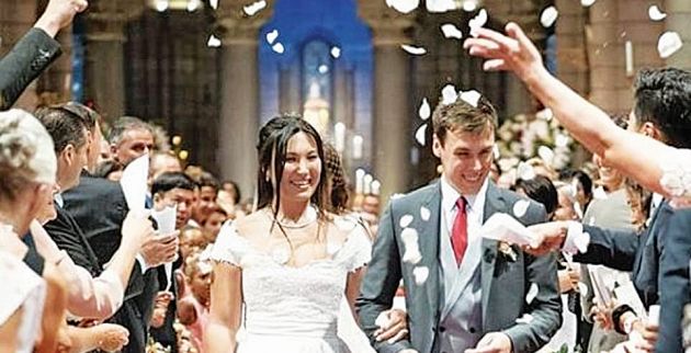 16590142-7294175-the_second_ceremony_saw_the_bride_in_a_more_traditional_dress_wi-a-26_1564304937076