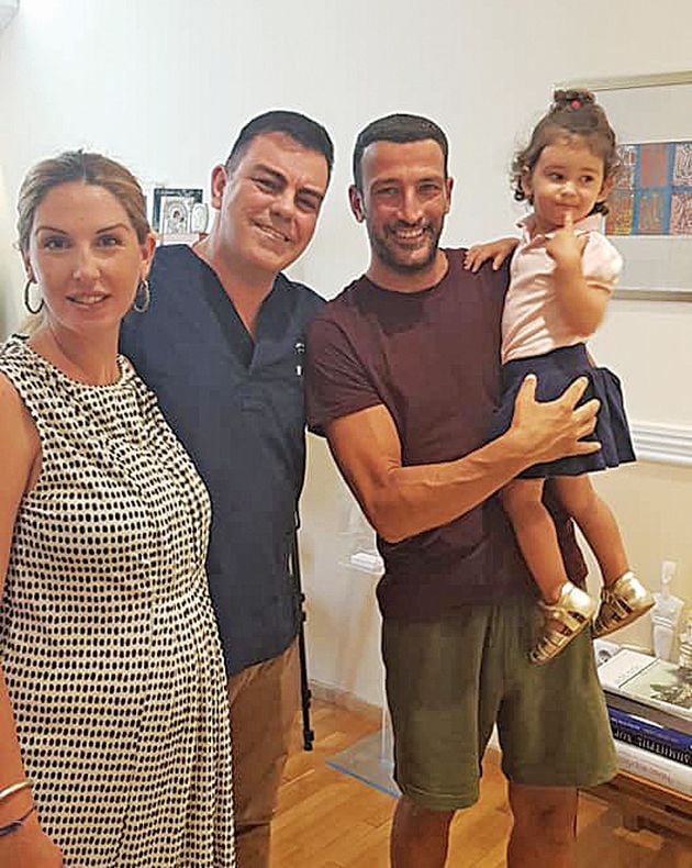 Η οικογένεια Πανταζή με τον γυναικολόγο της