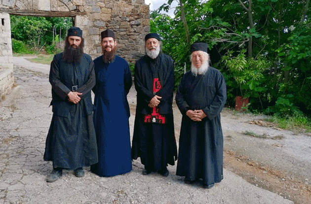 Ανάμεσα σε μοναχούς ο ηθοποιός (πρώτος από αριστερά)