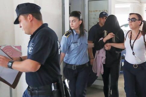 Ποινή φυλάκισης αντιμετωπίζει η νεαρή Βρετανίδα που κατήγγειλε ψεύτικο βιασμό