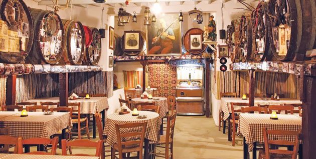 Πορτρέτο του Μάρκου Βαμβακάρη μέσα στην ιστορική Κατώγα του «Λιλή»