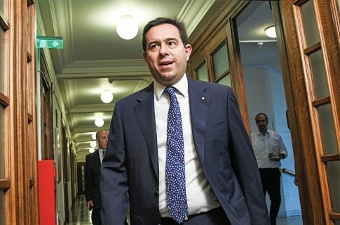 Φωλιά με... Τερέζες στο γραφείο του Μηταράκη