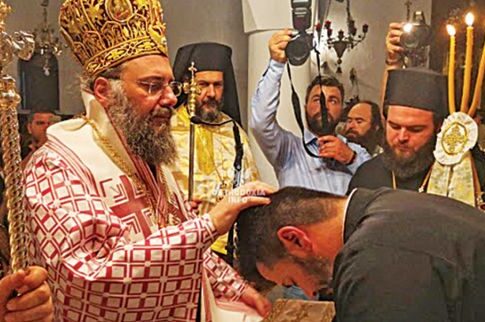Ο πρώτος πυροσβέστης που χειροτονήθηκε διάκος!