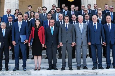 Μπλε και γαλάζιες γραβάτες κατέκλυσαν τη Βουλή!