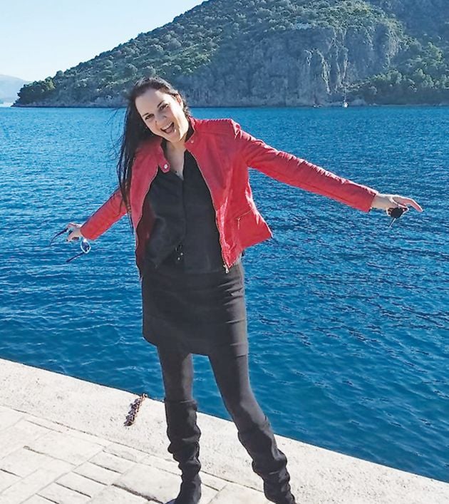 ΜΕ ΦΟΝΤΟ τη θάλασσα η Χριστίνα Μανούση