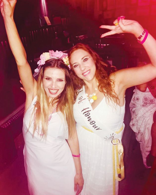 Η Ευρυδίκη με την κουμπάρα της Ελενα Γεωργανά