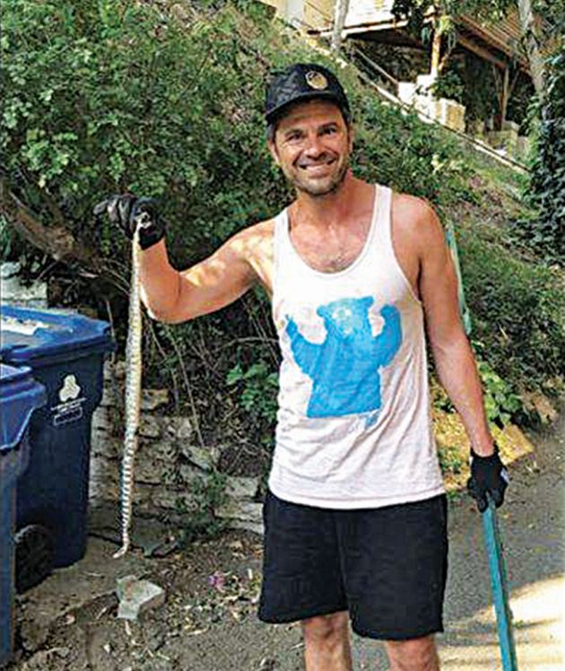 Ο Χρήστος Βασιλόπουλος με το σκοτωμένο φίδι