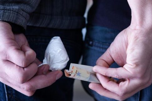 Εκρυβε πρέζα στον πρωκτό του