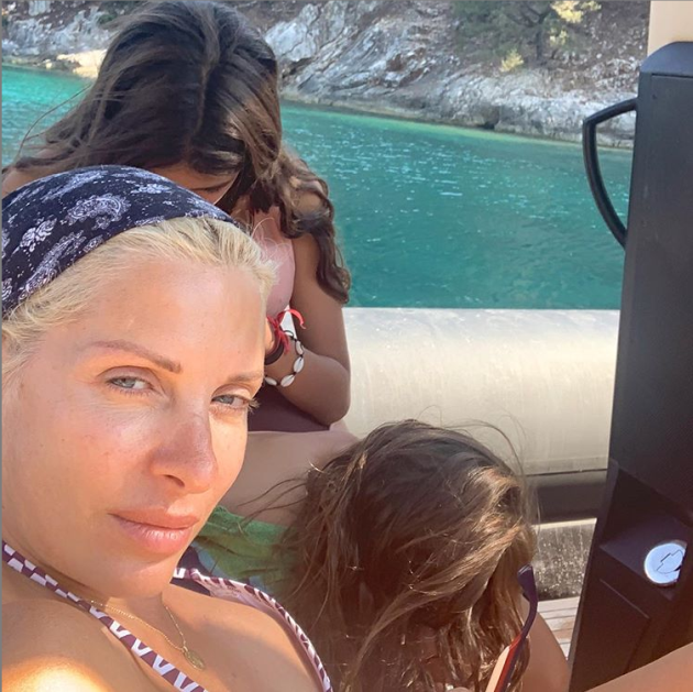 ΠΑΝΩ στο φουσκωτό τους η αμακιγιάριστη Ελένη Μενεγάκη με τις κόρες της Λάουρα και Βαλέρια