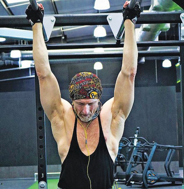 ΓΥΜΝΑΣΜΕΝΟΣ και vegan ο 63χρονος Τζον Μάτσιν