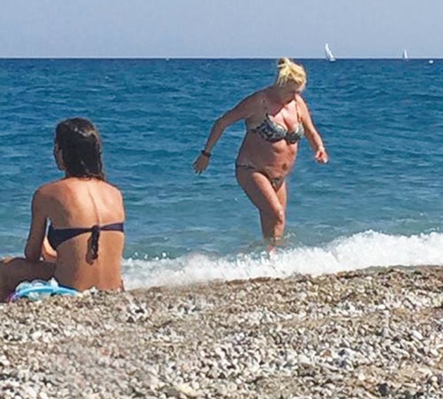 Η Δήμητρα Λιάνη με παραπανίσια κιλά σε παραλία της Ρόδου