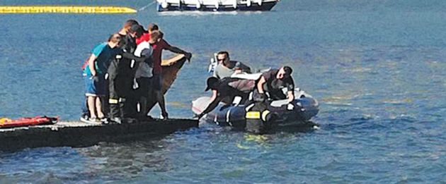 Διασώστες ανασύρουν νεκρό